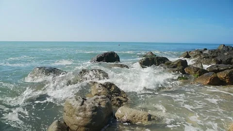 Endless sea waves roll on rocks 스톡 동영상 157392295