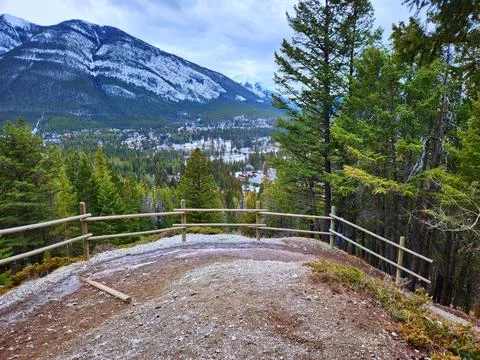 Endless trails to the mountain peak Foto stock