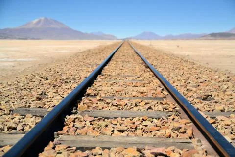 Endless train tracks in the desert Foto stock