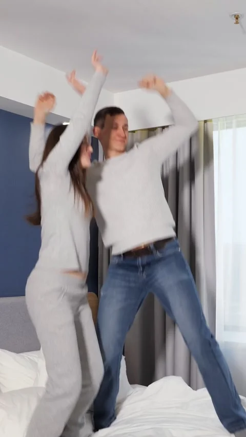 Energetic Bed Dance During Exciting Travel Adventures And Fun Times. Playful Vídeos de archivo 333794626