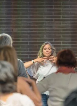 Energetic healer practicing meditation techniques with her students Foto stock