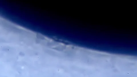 Energetic movement of large number of sperm in the semen fluid under microscope Vidéo 330898560