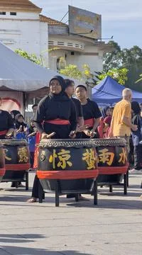 Energetic outdoor performance featuring a group of Asian drummers Fotos Stock