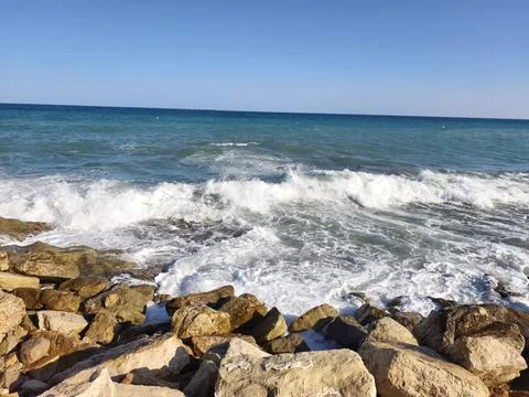 Energetic waves exploding on rocky shoreline for dramatic adventure and sur.. Stockfoto's