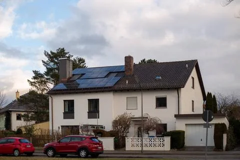 Energiewende: Solaranlage auf dem Dach Haus mit Photovoltaikanlage auf dem... Stock Photos