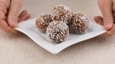 Energy Balls. Step by step recipe cooking. Hands lay plate on  table with candy 库存影片 123293286