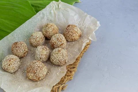 Energy bites without baking are made from ingredients - nuts, cocoa, chocolat Stockfoto's