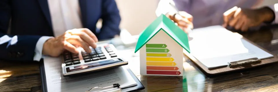 Energy Efficient House Audit Using Calculator Foto stock