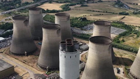 Energy production facility with multiple cooling towers and chimney Vidéo 346599583