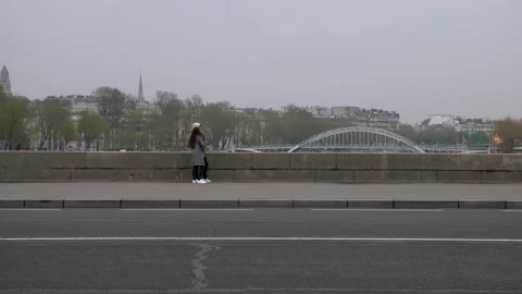 Engaged couple observe the Eiffel Tower from the Pont d'Iéna. Slow motion 4K 库存影片 219208578