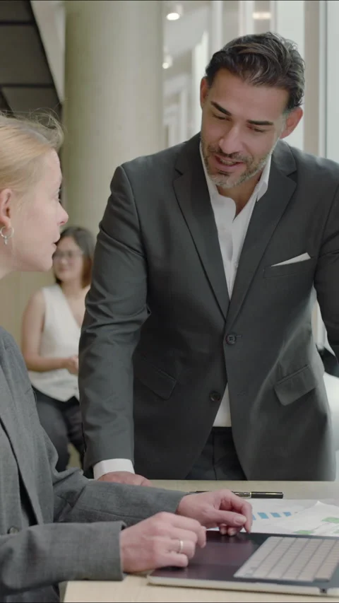 Engaging in collaboration within a modern office setting improves productivity Vidéo 306925558