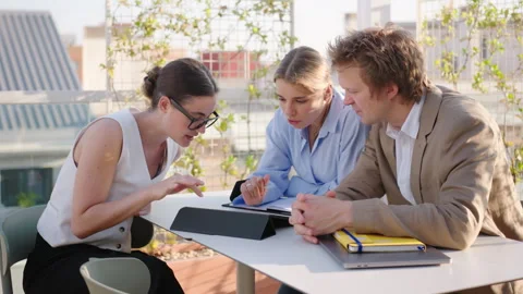 Engaging in a Collaborative Business Meeting Among a Variety of Diverse Видео 284304798