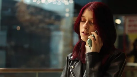 Engaging conversation in a bustling urban setting with vibrant atmosphere Vidéo 295268285