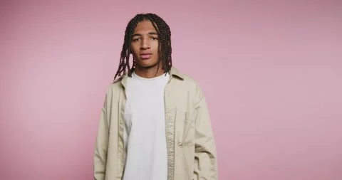 Engaging conversation with a charismatic speaker sharing insights on life, .. Видео 329112634