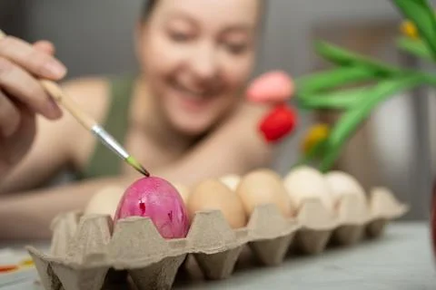 Engaging in the Creative Process of Decorating Easter Eggs Using Bright and Foto stock