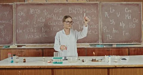 Engaging in a Dynamic Chemistry Experiment within an Educational Setting for 스톡 사진