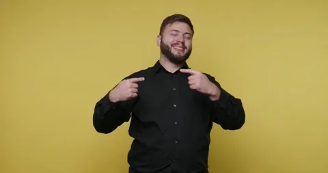 Engaging expressions and gestures showcase communication in a joyful settin.. Видео 329110940