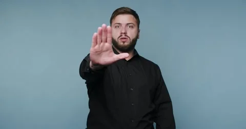 Engaging hand gestures express strong emotions during an impactful moment o.. Vídeo Stock 329111220