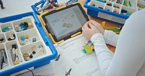 Engaging in Handson Learning Activities with Robotics and Various Technology Foto stock