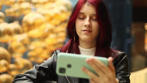 Engaging moments with technology in a trendy urban setting 스톡 동영상 295268853