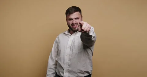 Engaging speaker shares powerful message in a vibrant studio setting with a.. Vídeo Stock 329110066