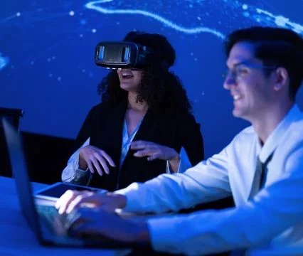Engaging virtual reality experience in a modern tech workspace during night.. 库存照片