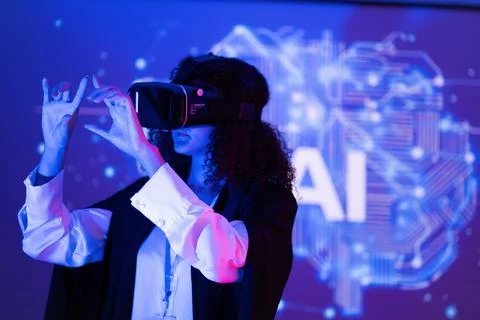 Engaging with virtual reality in a tech space showcasing artificial intelli.. 库存照片