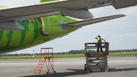 Engine and chassis of the passenger airplane under heavy maintenance. Engineer Видео 84437504