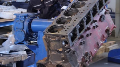 Engine assembly. Worker assembly the engine manual. Device for assembly of 스톡 동영상 78368407