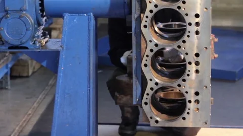 Engine assembly. Worker cleans the engine. Worker wipes the engine cylinders 스톡 동영상 78369055