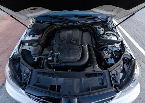 This engine bay exhibits advanced engineering and highperformance components, 库存照片