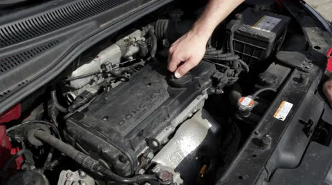 Engine bay, opening the oil cap on the engine block Vidéo 36814388