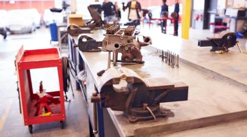 Engine Block On Workbench In Garage Waiting To Be Worked On Foto stock