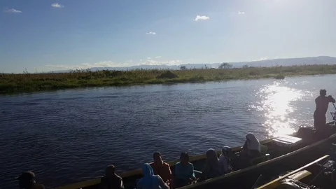 Engine boat full with muslim passengers arrives, high angle shot, Inle Lake Vídeos de archivo 79971945