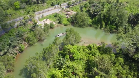 Engine boats transporting sand around the river in the waters of the forest.. Vídeo Stock 253637624
