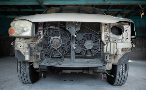 The engine of a car that has been hit hard. Professional technicians repai... Foto stock