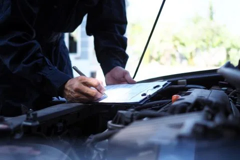 The engine engineer is checking and repairing the car. Off-site care services Foto stock