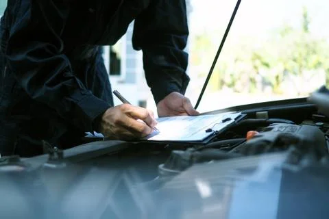 The engine engineer is checking and repairing the car. Off-site care services Foto stock