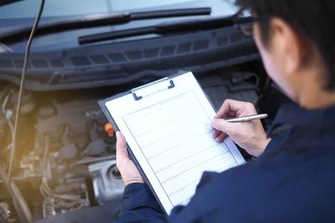 The engine engineer is checking the car. Home care service Foto stock