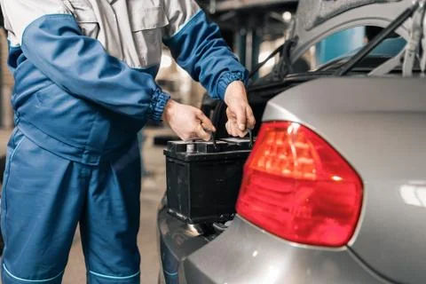 Engine engineer is replacing car battery because car battery is depleted Foto stock