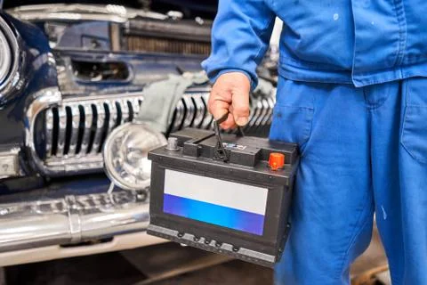 Engine engineer is replacing car battery because car battery is depleted Foto stock