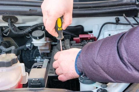 Engine engineer is replacing car battery because car battery is depleted. con Foto stock