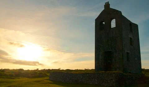 Engine house of a Cornish mine in the evening sun Foto stock