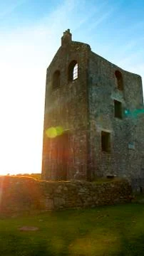 Engine house of a Cornish mine in the evening sun Foto stock