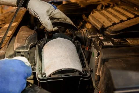Engine Maintenance - Mechanic Replacing Air Filter in Vehicle Foto stock
