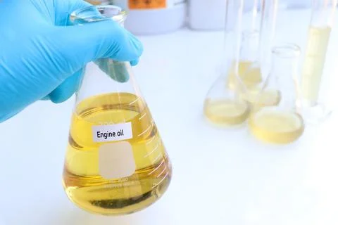 Engine oil in container, science experiment concept 库存照片
