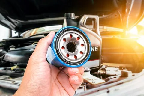 Engine oil filter is in the hands of the mechanic Foto stock