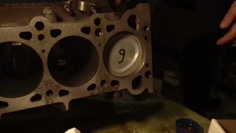Engine piston installation repair Vídeo Stock 154427112