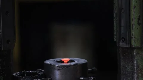 Engine Piston manufacturing process where high pressure power press. 스톡 동영상 303894222