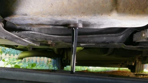 Engine sump oil draining. Video stock 95670307